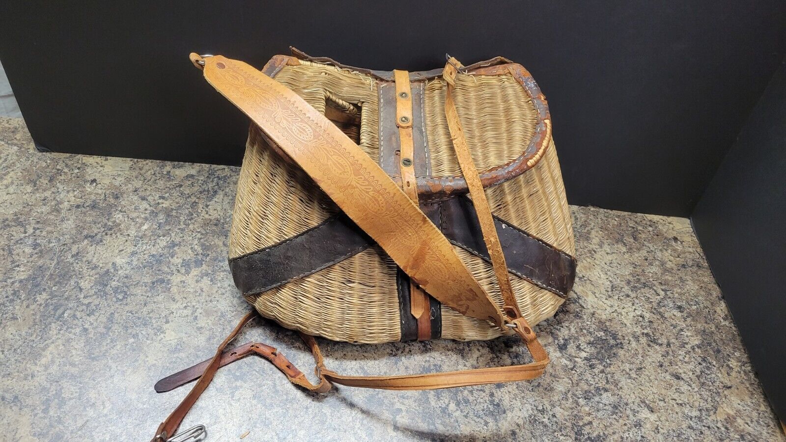 Early Wicker Leather Fly Fishing  Fish Creel Basket Pouch Vintage With Strap