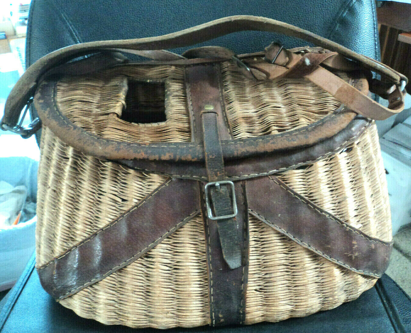 Vtg Lg Woven Wicker Fly Fishing Trout Creel Basket W Strap Very Good Condition